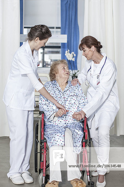 Arzt und Krankenschwester für ältere Patienten im Rollstuhl