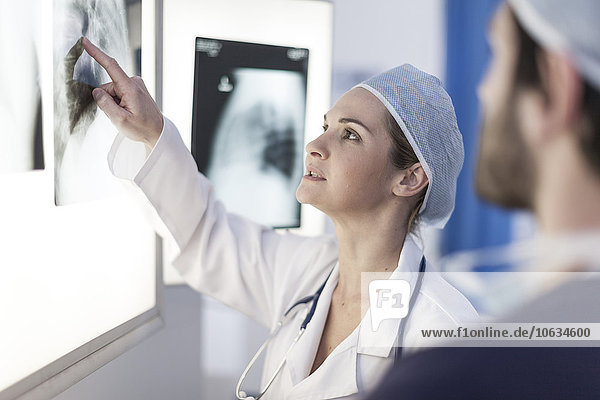 Arzt im Krankenhaus  Radiologen im Gespräch