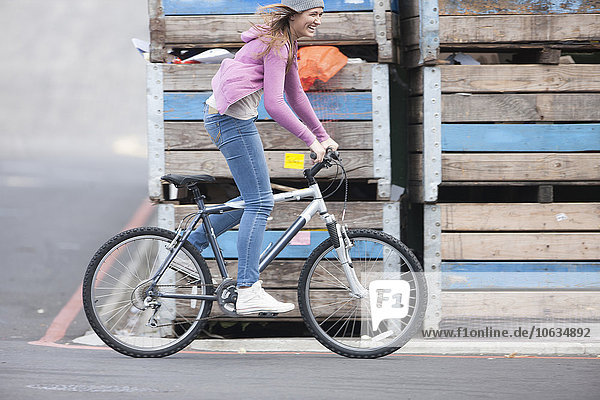 Fröhliches Teenagermädchen beim Fahrradfahren