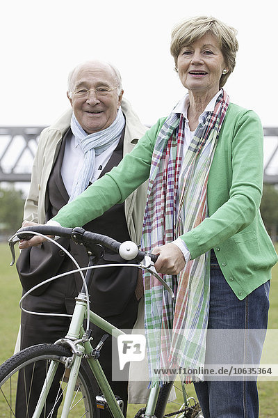 Paar stehend mit Fahrrad
