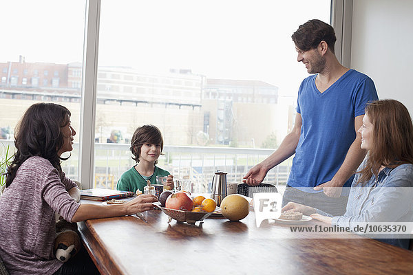Familie beim Frühstück am Esstisch