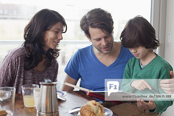 Familie am Esstisch Lesebuch