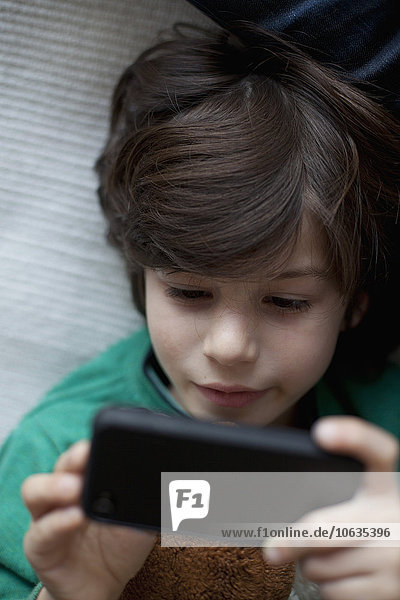 Junge spielt mit dem Handy