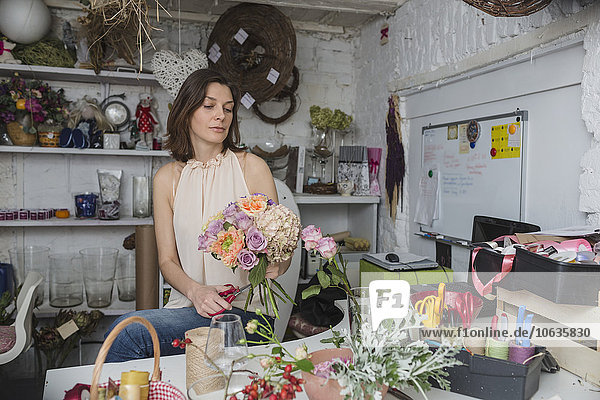 Besitzerin macht Blumenstrauß im Geschäft