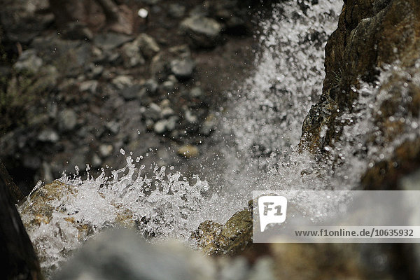 Nahaufnahme des über Felsen fließenden Wassers