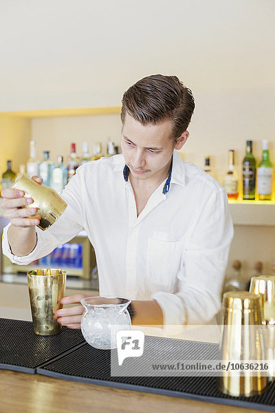 Getränk Produktion Restaurant libanesisch Barkeeperin Tresen