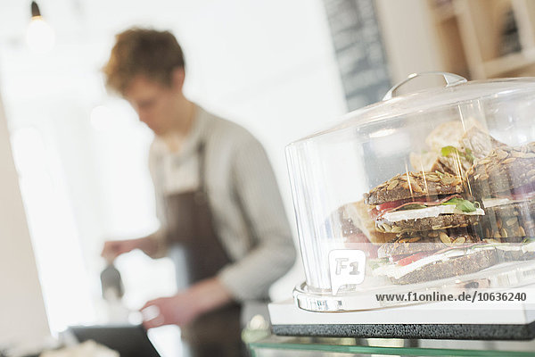 zeigen arbeiten Hintergrund Close-up barista Hamburger Tresen