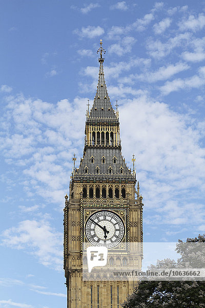 Tiefblick auf Big Ben gegen den Himmel  London  England  Großbritannien