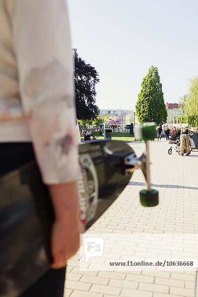 Frau Mittlerer Ausschnitt Straße halten Skateboard