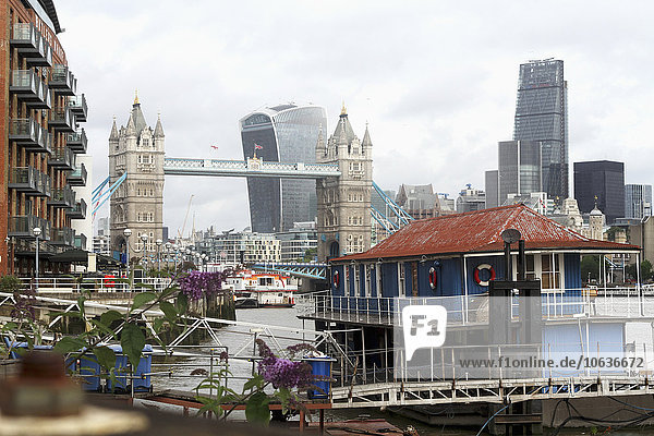 Blick auf Tower Bridge und moderne Gebäude  London  England  Großbritannien