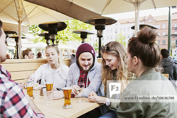 sitzend Fröhlichkeit Freundschaft Weg Cafe Besuch Treffen trifft Karte vorlesen