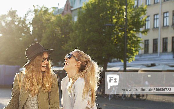 stehend Fröhlichkeit Freundschaft Straße Großstadt