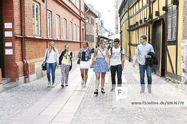 Freundschaft gehen Straße Großstadt Länge voll
