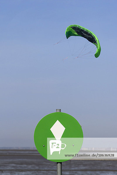 Niedriger Blickwinkel des Parasail gegen den Himmel