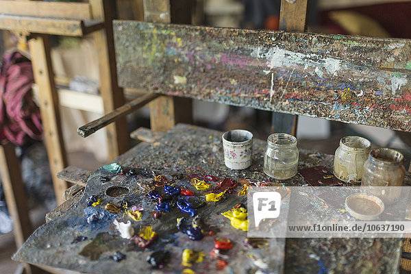 Hochwinkelansicht der Palette im Studio