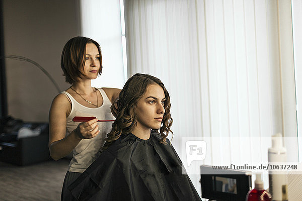 Friseur Kämmen Mode Model's Haare im Salon