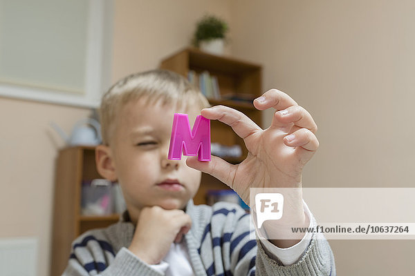 Nahaufnahme des Jungen mit dem Buchstaben M