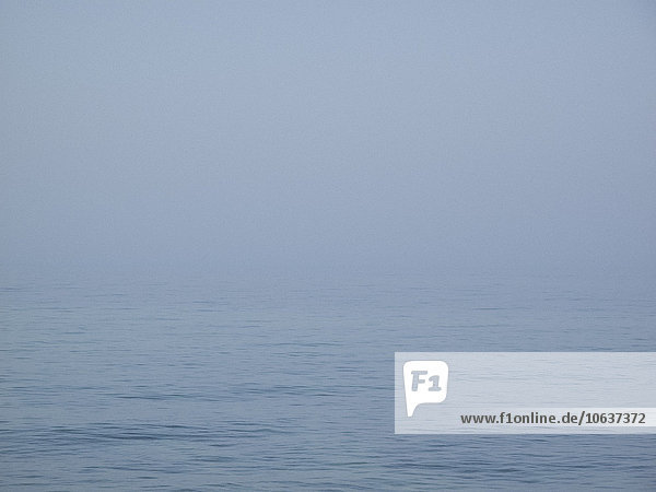 Blick aufs Meer bei nebligem Wetter