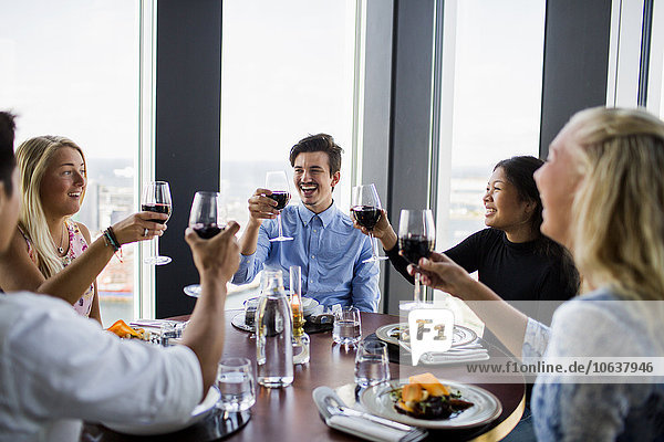 Fröhlichkeit Freundschaft Himmel Restaurant Rotwein Bar zuprosten anstoßen
