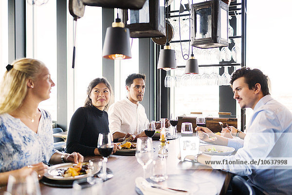 Fröhlichkeit Freundschaft Restaurant Gericht Mahlzeit jung Tisch