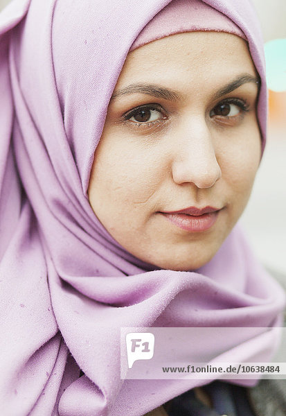 Außenaufnahme junge Frau junge Frauen Portrait Kopftuch Close-up Kleidung freie Natur