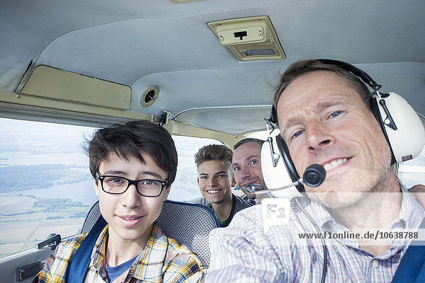 Porträt von Männern und Teenagern im Privatflugzeug