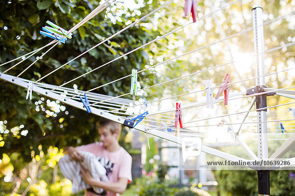 Wäscheleine Junge - Person hängen Garten Hintergrund Wäscheklammer Hinterhof
