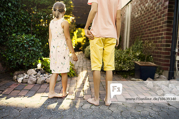 stehend Bruder Schwester Garten Rückansicht Ansicht