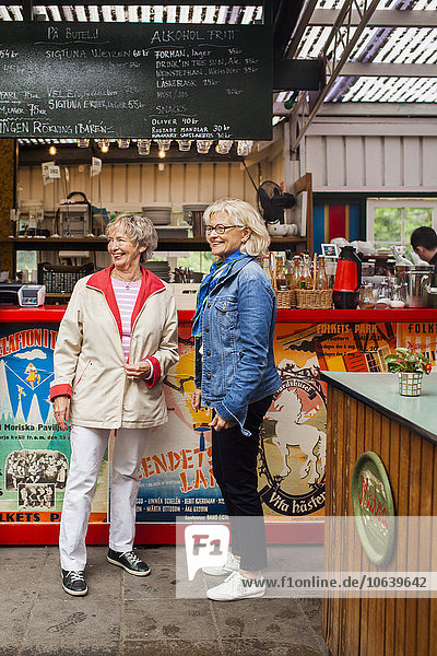 stehend Senior Senioren Frau Restaurant Tresen