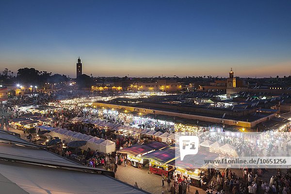 Marktplatz Djemaa el Fna in der Abenddämmerung  Marrakesch  Marokko  Afrika