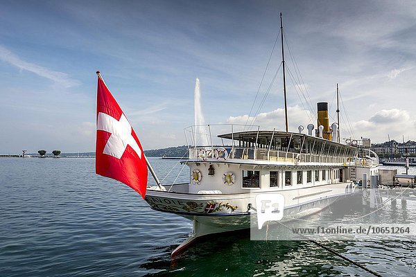 Kreuzfahrtschiff mit Schweizer Flagge auf dem Genfer See  Genf  Schweiz  Europa