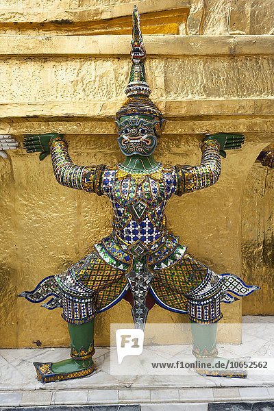 Karyatide an der Gold-Chedi im Wat Phra Kaeo Tempel  Königspalast  Bangkok  Thailand  Asien