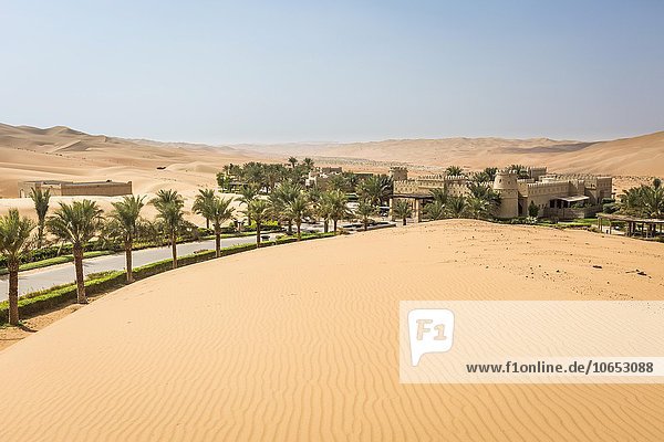 Wüsten Resort Hotel Anantara Qasr Al Sarab  umgeben von hohen Sanddünen  Oase Liwa  Al Gharbia  Leeres Viertel  Empty Quarter  Sandwüste Rub al-Chali  auch Rub al-Khali  Vereinigte Arabische Emirate  Asien