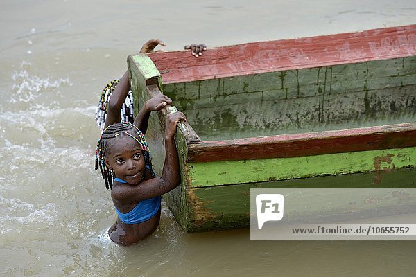 Mädchen plantschen bei Booten im Wasser des Flusses Rio Andagueda  Bagadó  Departamento del Chocó  Kolumbien  Südamerika