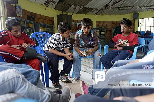 Lesestunde mit Kindern  Sozialprojekt  Bogota  Kolumbien  Südamerika