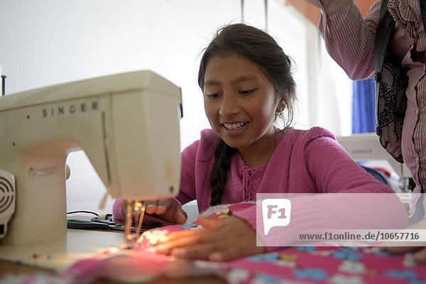Mädchen näht an einer Nähmaschine  Schneiderei  Berufsausbildung  Sozialprojekt Creciendo Unidos  Villa Javier  Bogota  Kolumbien  Südamerika
