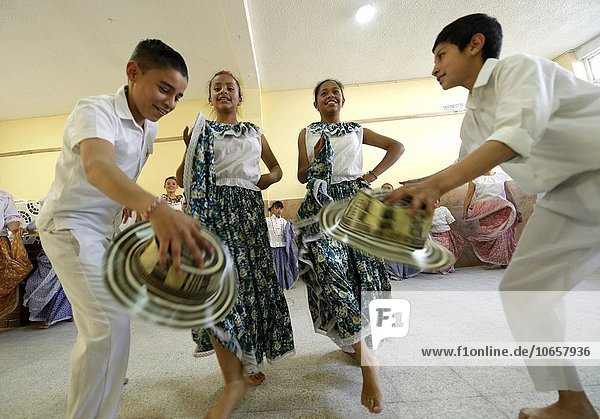 Kinder  Mädchen und Jungen  Tanzgruppe  Volkstanz  traditionelle Tänze  Stadtteil Barrio San Martin  Bogota  Kolumbien  Südamerika