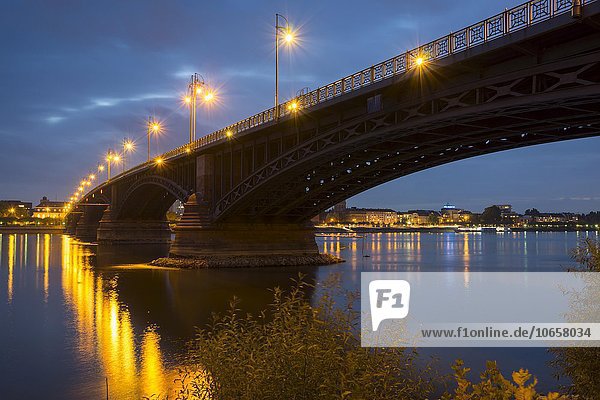 Theodor-Heuss-Brücke über dem Rhein bei Dämmerung  Mainz  Rheinland-Pfalz  Deutschland  Europa