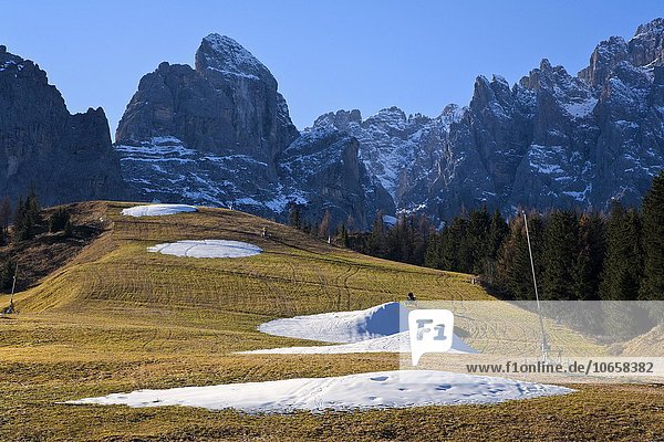 Beschneiungsanlage im Herbst  braune Wiese mit Schneehaufen  hinten Berge  Kreuzbergpass  Sextner Dolomiten  Südtirol  Italien  Europa