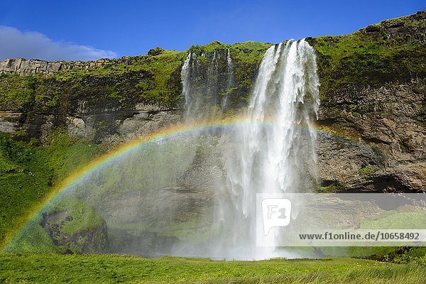 Wasserfall Seljalandsfoss mit Regenbogen  Fluss Seljalandsa  Suðurland  Island  Europa