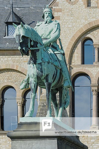 Reiterstandbild von Kaiser Friedrich Barbarossa  Kaiserpfalz  UNESCO Weltkulturerbe  Goslar  Harz  Niedersachsen  Deutschland  Europa