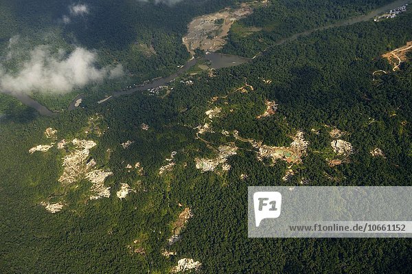 Illegale Goldminen mitten im Regenwald  Departamento Chocó  Kolumbien  Südamerika