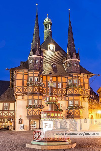 Marktplatz und Rathaus in der Abenddämmerung  Wernigerode  Harz  Sachsen-Anhalt  Deutschland  Europa