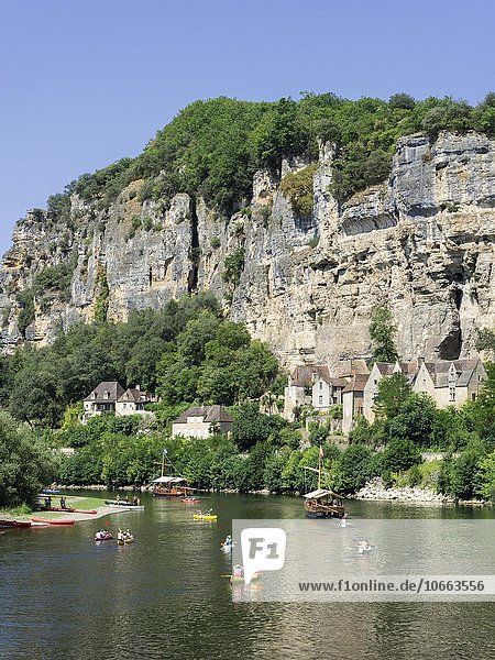 Ausflugsboote und Kajaks am Fluss Dordogne La Roque-Gageac Aquitaine Frankreich Europa