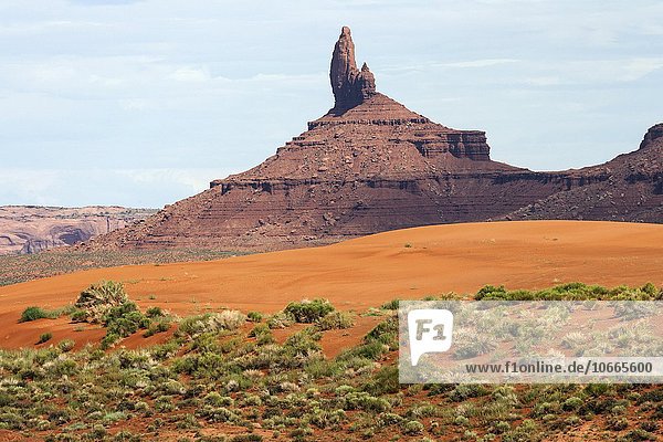 Felsformation und Sandfläche im Monument Valley Navajo Tribal Park  Arizona  USA  Nordamerika