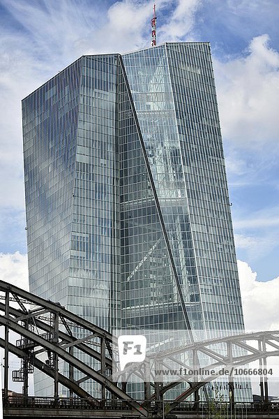 Deutscherrenbrücke mit Europäischer Zentralbank  EZB  Frankfurt am Main  Hessen  Deutschland  Europa