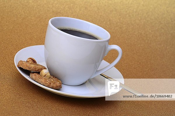 Weiße Kaffeetasse mit Kaffee und Keksen