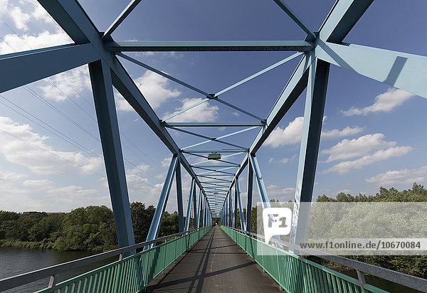 Blaue Brücke über die Ruhr  Fußgängerbrücke  ehemalig Ruhrtalbahnbrücke  Styrum  Mülheim an der Ruhr  Ruhrgebiet  Nordrhein-Westfalen  Deutschland  Europa