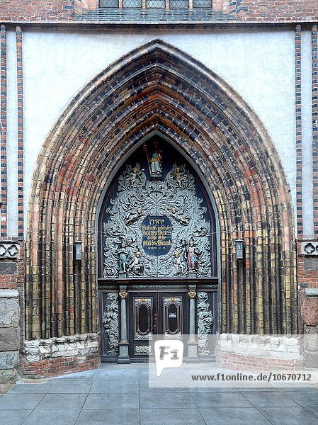 Westportal der St.-Nikolai-Kirche Backsteingotik Gebäude von 1276 Stralsund Mecklenburg-Vorpommern Deutschland Europa
