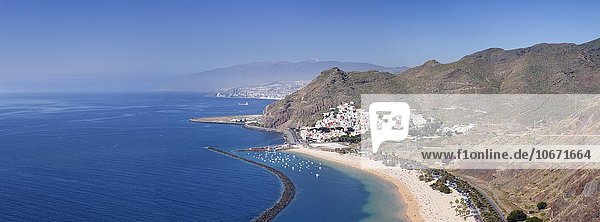 Strand Playa de las Teresitas San Andres Ausblick auf Santa Cruz und den Teide Teneriffa Kanarische Inseln Spanien Europa